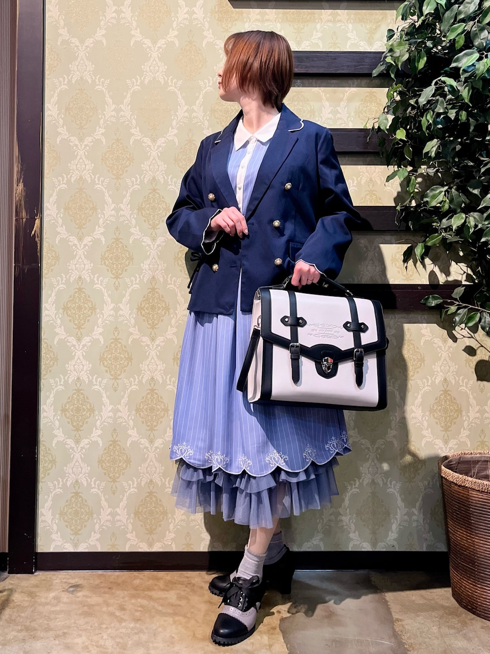 「ジャケット、春コーデ、春めき満開コーデ、axes femme、大人可愛い、大人かわいい、ワンピース、レイヤードスタイル、きれいめカジュアル」｜「axes femmeのスカラップ刺繍ダブルジャケット（テーラードジャケット、ブルー系）」を使った、ハナミズキさん（レディース・158cm）の春コーディネートの1枚目の写真