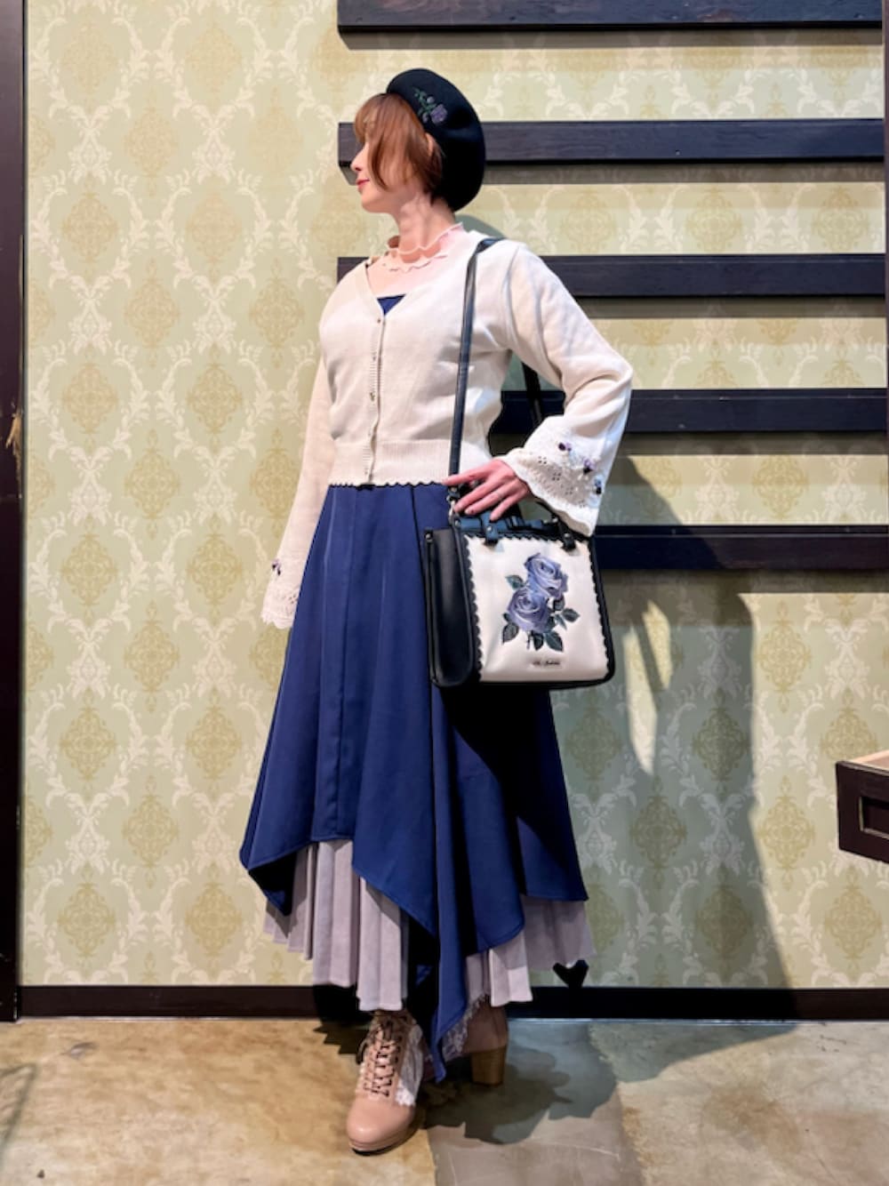 「ショルダーバッグ、休日スタイル、デートコーデ、カーディガン、お出かけコーデ、大人カジュアル、axes femme、着回しコーデ、キレイめコーデ、大人ファッション、オトナカジュアル、キレイめ、カーディガンコーデ、春」｜「axes femmeのローズ刺繍ベレー（ハンチング/ベレー帽、ブラック系）」を使った、ハナミズキさん（レディース・158cm）の春コーディネートの1枚目の写真