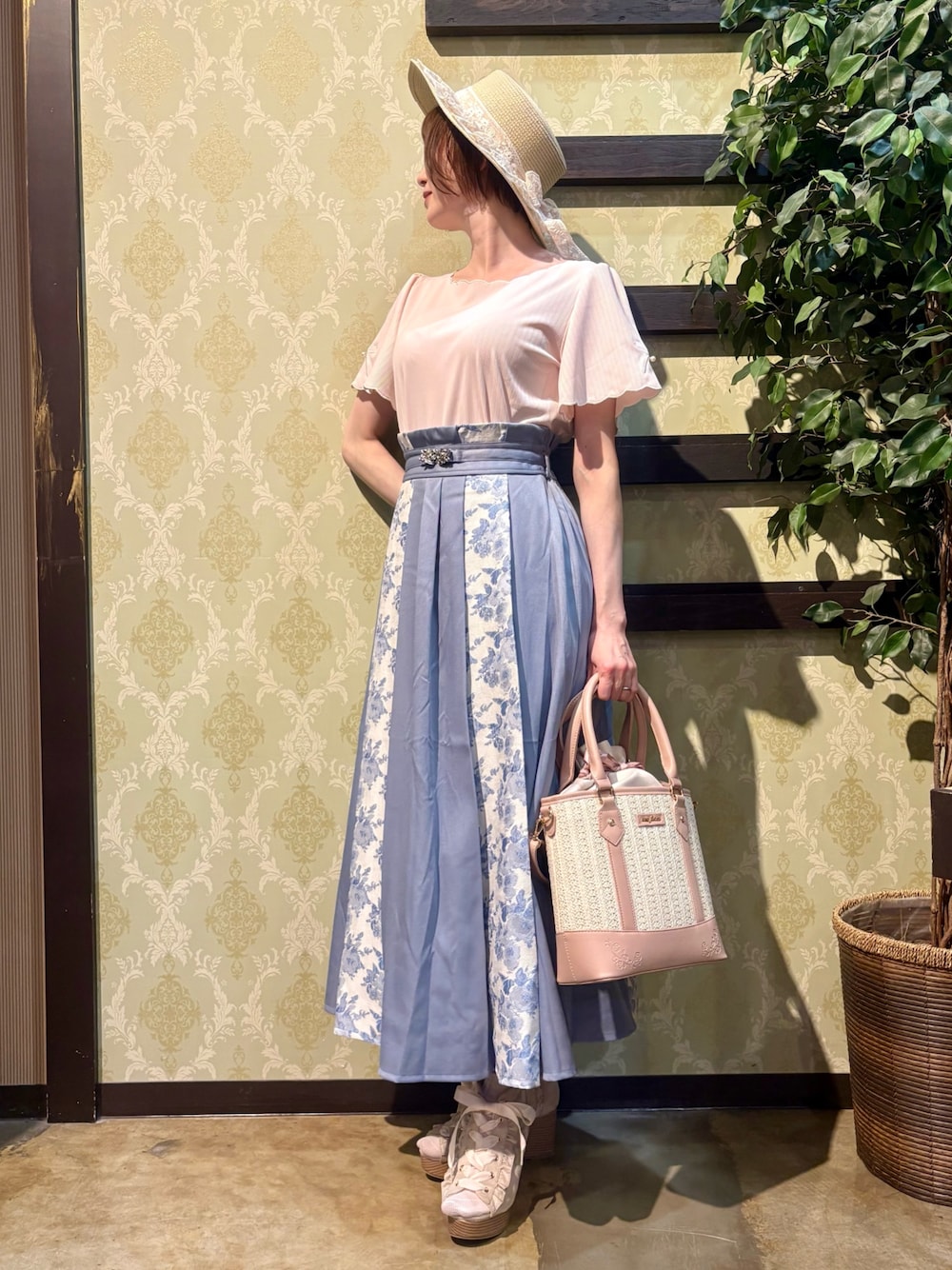 「最近のいい感じコーデ、大人カジュアル、春夏コーデ、淡色コーデ、シンプルコーデ、きれいめカジュアル、休日スタイル、お出かけコーデ、axes femme、大人カジュアルコーデ、おでかけコーデ、スカートコーデ、GWお出かけコーデ、大人可愛い、モードカジュアル」｜「axes femmeのリボン×スカラップ刺繍プルオーバー（Tシャツ/カットソー、ピンク系）」を使った、ハナミズキさん（レディース・158cm）の春コーディネートの1枚目の写真
