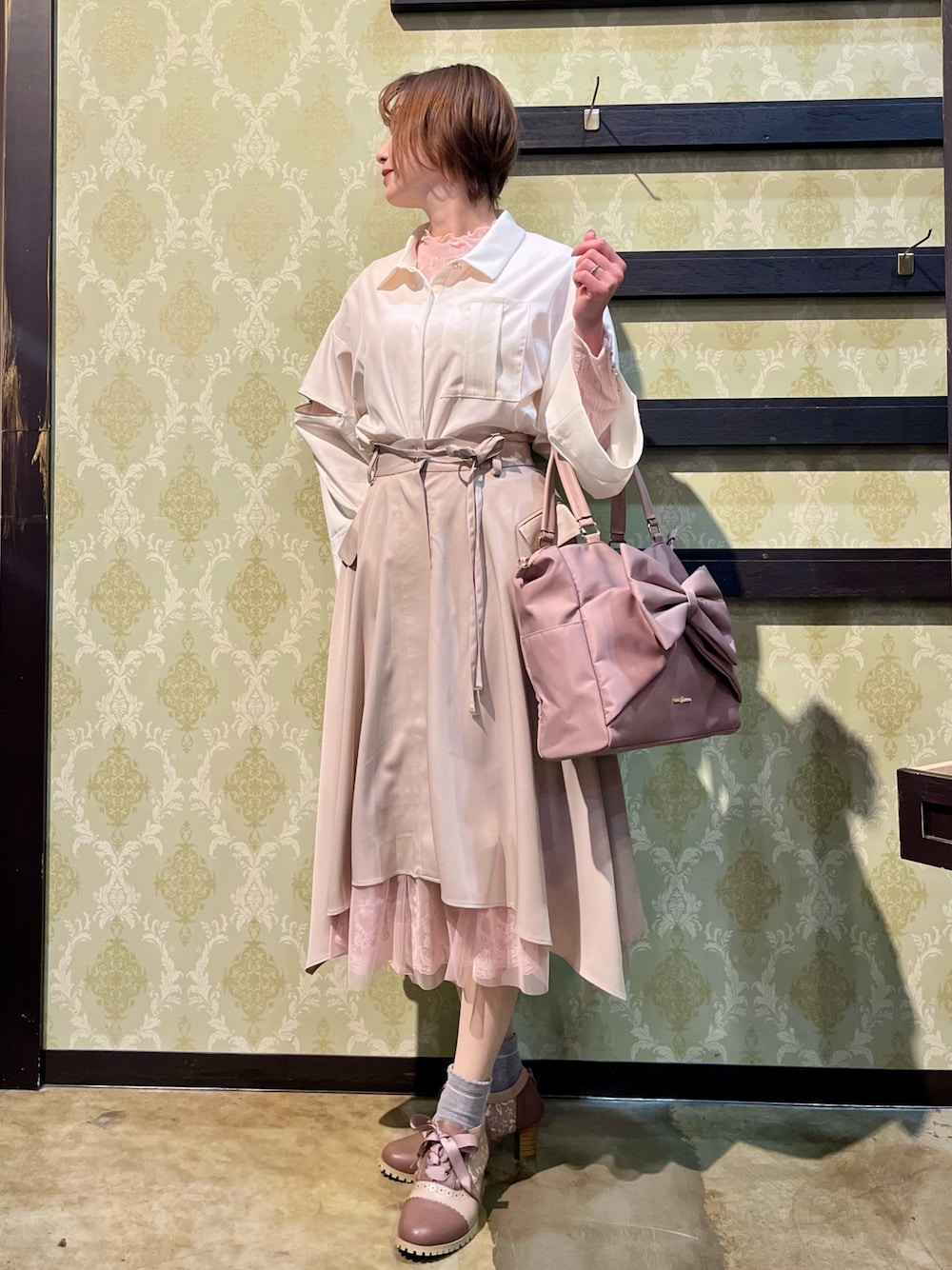 「春色、大人カジュアル、淡色コーデ、デートコーデ、休日スタイル、お出かけコーデ、axes femme、おでかけコーデ、春カラー、きれいめコーデ、大人かわいい、おしゃれさんと繋がりたい、オトナカジュアル、スカートスタイル」｜「axes femmeの連ボタン花レースインナー（Tシャツ/カットソー、ピンク系）」を使った、ハナミズキさん（レディース・158cm）の春コーディネートの1枚目の写真