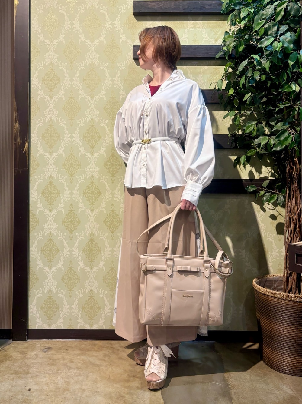 「大人カジュアル、最近のいい感じコーデ、トートバッグ、春夏コーデ、シンプルコーデ、レイヤードスタイル、きれいめカジュアル、axes femme、シンプルスタイル、大人かわいい、シンプル・ベーシック、レース、レイヤード、シャツコーデ」｜「axes femmeのローズバックル細ベルト（ベルト、ホワイト系）」を使った、ハナミズキさん（レディース・158cm）の春コーディネートの1枚目の写真