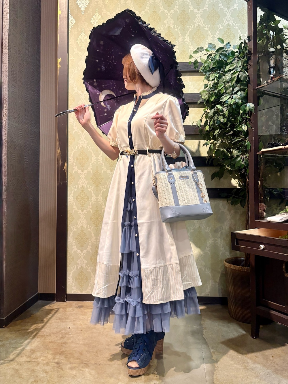 「レイヤードスタイル、サンダル、最近のいい感じコーデ、春夏コーデ、シンプルコーデ、ワンピース、きれいめカジュアル、休日スタイル、お出かけコーデ、ショルダーバッグ、リボン、axes femme、キレイめコーデ、オトナカワイイ、オトナ女子」｜「axes femmeの晴雨兼用プリントパゴダ傘（長傘、その他）」を使った、ハナミズキさん（レディース・158cm）の春コーディネートの1枚目の写真