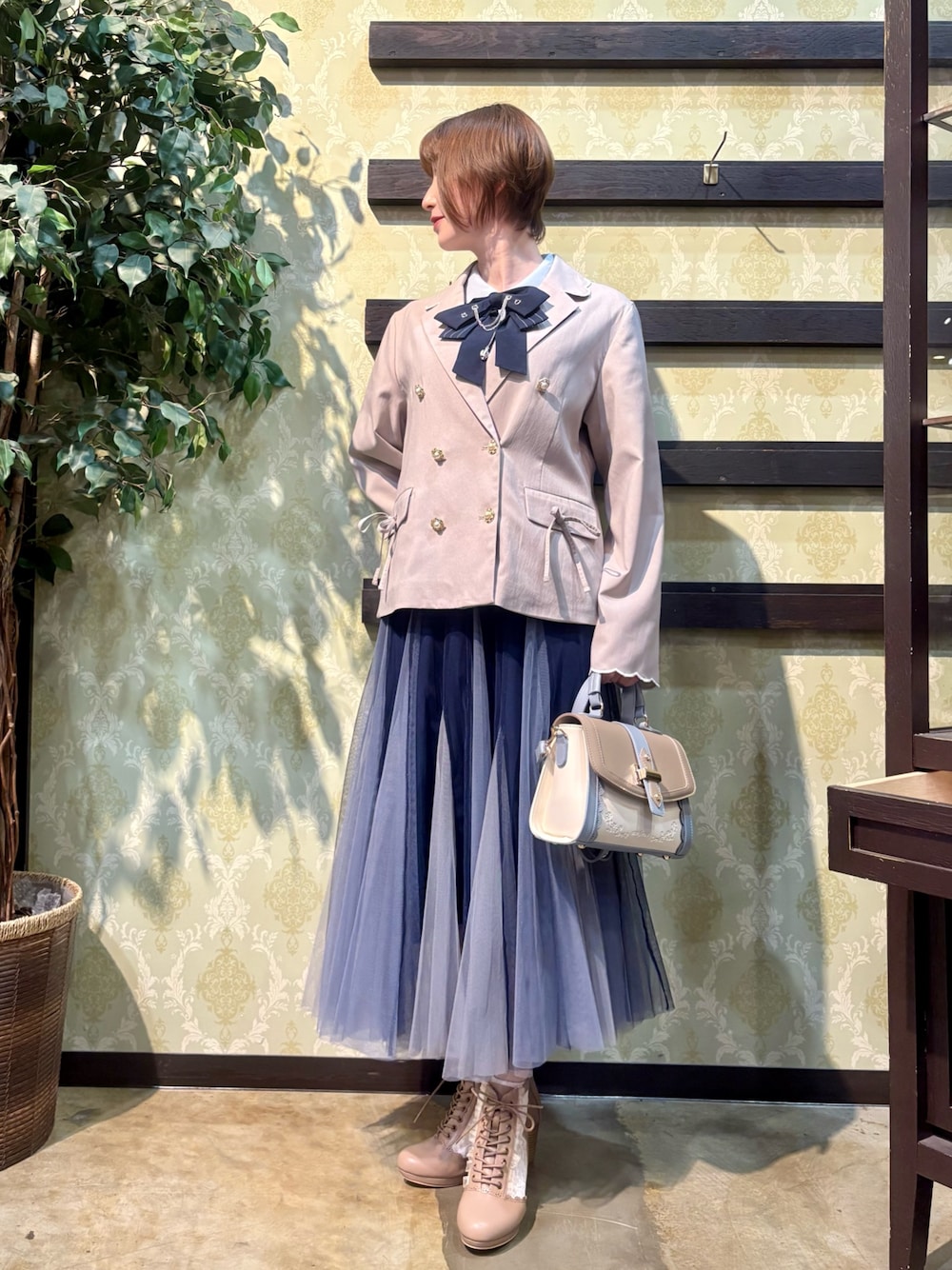 「春夏コーデ、きれいめカジュアル、休日スタイル、お出かけコーデ、ショルダーバッグ、axes femme、夏ファッション、オトナ女子、キレイめカジュアル、オトナカジュアル、大人かわいい、キレイめ、テーラードジャケット、チュールスカート、ブルーコーデ」｜「axes femmeのスカラップ刺繍ダブルジャケット（テーラードジャケット、ベージュ系）」を使った、ハナミズキさん（レディース・158cm）の春コーディネートの1枚目の写真