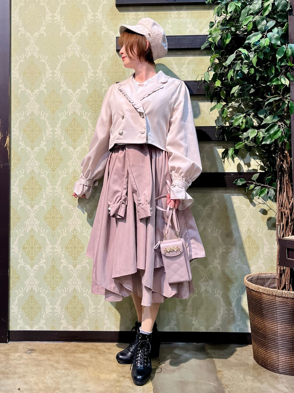 「キャップ、淡色コーデ、春色、休日スタイル、デートコーデ、ボーダー、お出かけコーデ、大人カジュアル、axes femme、大人カジュアルコーデ、春服、おでかけコーデ、セットアップコーデ、ビスチェ、セットアップ」｜「axes femmeの総レースキャスケット（キャスケット、ホワイト系）」を使った、ハナミズキさん（レディース・158cm）の春コーディネートの1枚目の写真