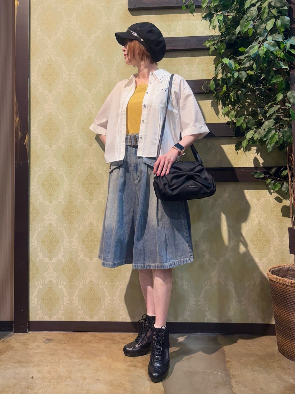 「デニム、デニムハーフパンツ、夏ルックで気分アップ、キャップ、夏コーデ、ショルダーバッグ、お出かけコーデ、axes femme、夏ファッション、オトナカジュアル、パンツスタイル、デニムコーデ」｜「axes femmeのベルトラインキャスケット（キャスケット、ブラック系）」を使った、ハナミズキさん（レディース・158cm）の夏コーディネートの1枚目の写真