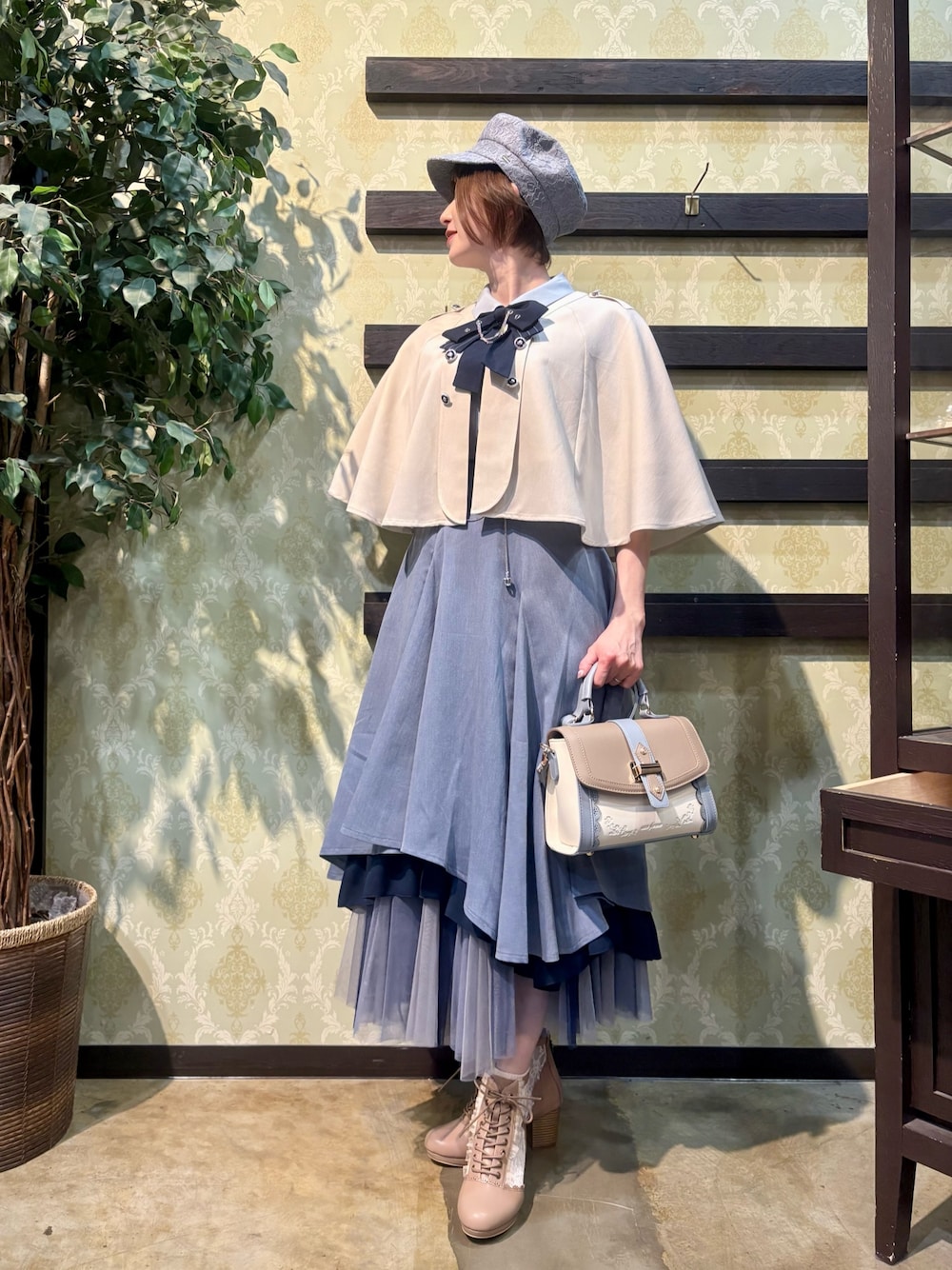 「セットアップ、レイヤードスタイル、最近のいい感じコーデ、春夏コーデ、キャップ、淡色コーデ、シンプルコーデ、きれいめカジュアル、お出かけコーデ、ショルダーバッグ、リボン、axes femme、帽子、キャップ女子、ブルーコーデ」｜「axes femmeのアシメ×フレアミディスカート（スカート、ブルー系）」を使った、ハナミズキさん（レディース・158cm）の春コーディネートの1枚目の写真