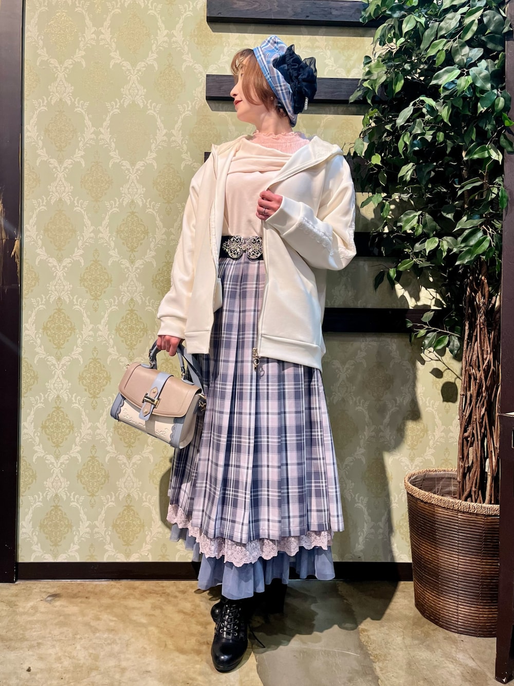 「春めき満開コーデ、春コーデ、axes femme、おでかけコーデ、春服コーデ、オトナカジュアル、大人コーデ、きれいめコーディネート、フェミニンコーデ、ベレー帽、大人かわいい、大人可愛い」｜「axes femmeのＵＶカットロングパーカー（パーカー、ホワイト系）」を使った、ハナミズキさん（レディース・158cm）の春コーディネートの1枚目の写真