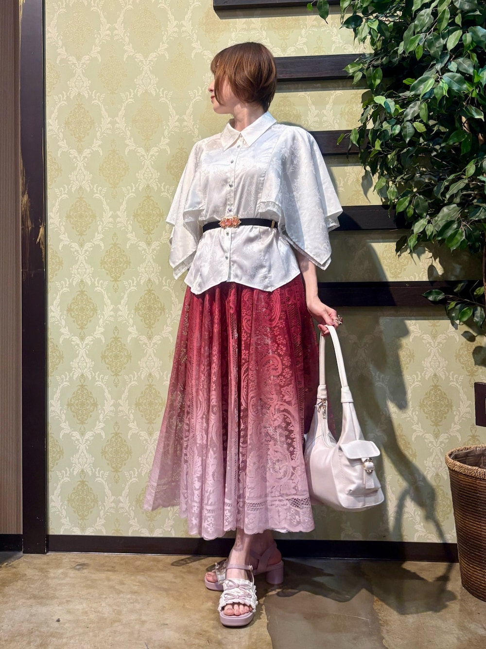 「白シャツ、ショルダーバッグ、サンダル、シャツスタイル、休日スタイル、お出かけコーデ、デートコーデ、ロングスカート、きれいめカジュアル、axes femme、カタログ掲載アイテム_axes femme、夏、シャツ、おしゃれさんと繋がりたい、オトナカジュアル」｜「axes femmeのビジュー×蝶レースタンク（タンクトップ、ホワイト系）」を使った、ハナミズキさん（レディース・158cm）の春コーディネートの1枚目の写真