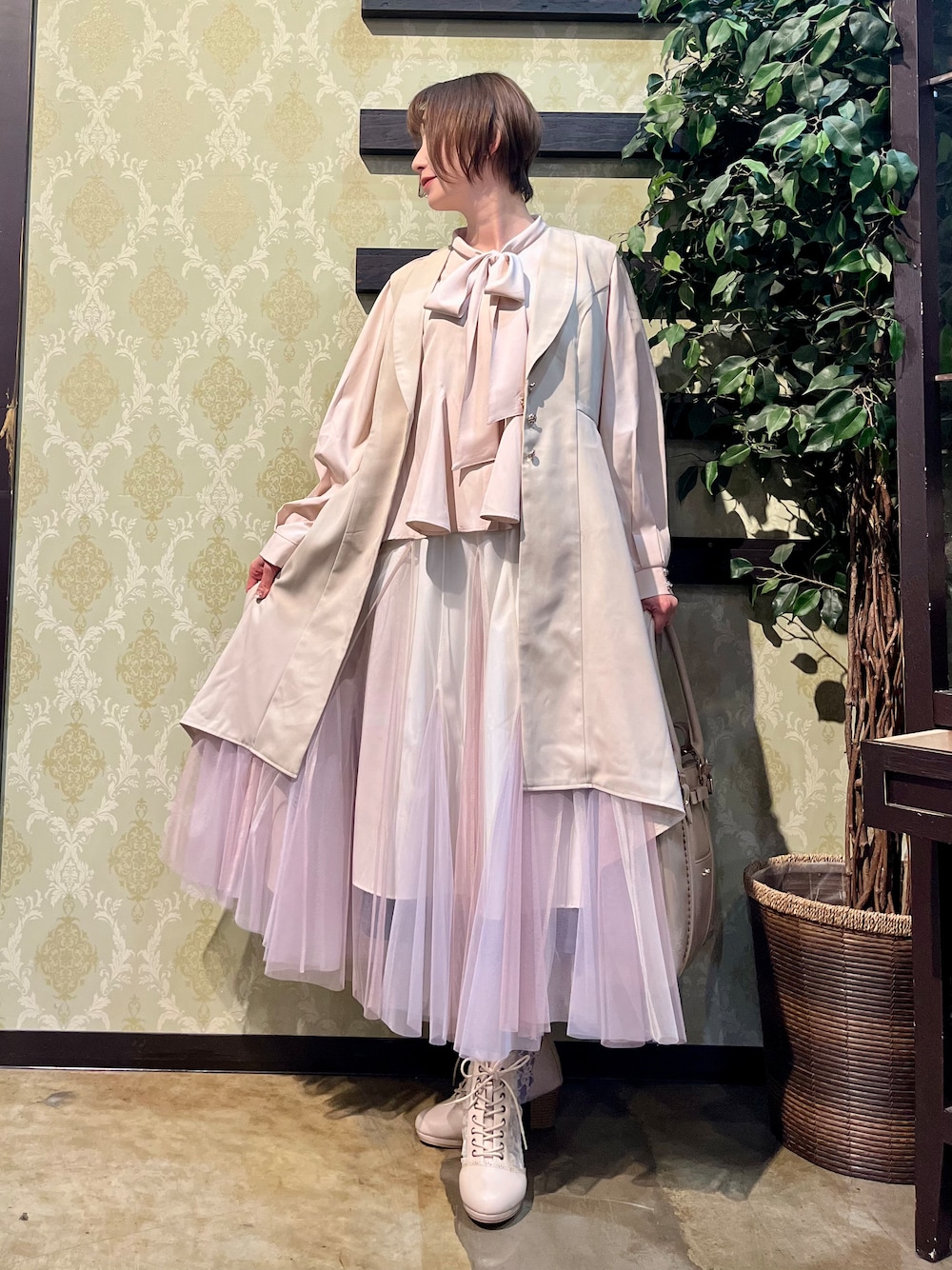 「axes femme、ジレ、春コーデ、チュールスカート、ピンクコーデ、フェミニン、大人かわいい、ブラウス、きれいめコーディネート、きれいめカジュアル、キレイめカジュアル」｜「axes femmeのチュールレースアップブーツ（ブーツ、ホワイト系）」を使った、ハナミズキさん（レディース・158cm）の春コーディネートの1枚目の写真