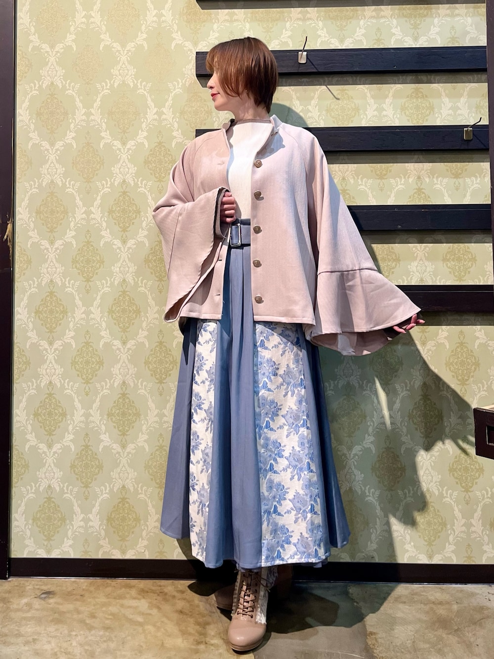 「春コーデ、春めき満開コーデ、axes femme、オトナカジュアル、大人かわいい、春服コーデ、お花見コーデ、おでかけコーデ、きれいめコーディネート、スプリングコート、大人可愛い、きれいめカジュアル、キレイめカジュアル、春アウター」｜「axes femmeのケープ風フレアスリーブコート（ダッフルコート、ブラウン系）」を使った、ハナミズキさん（レディース・158cm）の春コーディネートの1枚目の写真