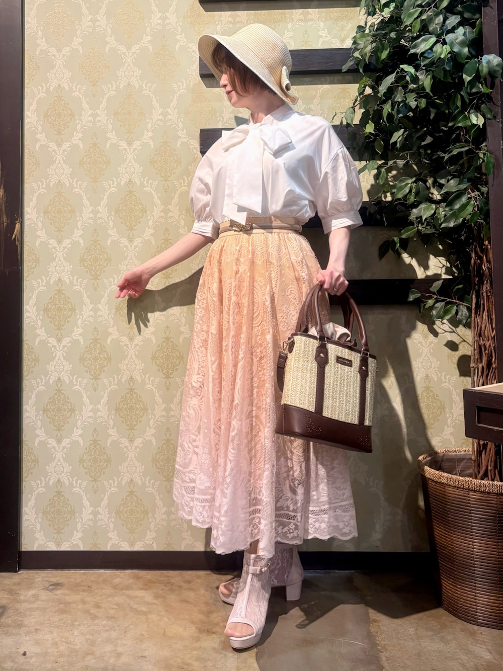「ショルダーバッグ、リボン、大人カジュアル、休日スタイル、デートコーデ、お出かけコーデ、春夏コーデ、シンプルコーデ、axes femme、カジュアルスタイル、おでかけコーデ、大人女子、スカートスタイル、キレイめコーデ、シャツスタイル」｜「axes femmeのグラデレースサーキュラースカート（スカート、イエロー系）」を使った、ハナミズキさん（レディース・158cm）の春コーディネートの1枚目の写真