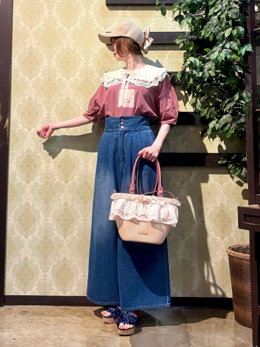 「ショルダーバッグ、ワイドパンツ、サンダル、やっぱり帽子が好き、きれいめカジュアル、休日スタイル、デニム、お出かけコーデ、リボン、デートコーデ、スポーツミックス、キャップ、axes femme、カタログ掲載アイテム_axes femme、大人カジュアルコーデ」｜「axes femmeのロゴ刺繍バックリボンキャップ（キャップ、ベージュ系）」を使った、ハナミズキさん（レディース・158cm）の春コーディネートの1枚目の写真