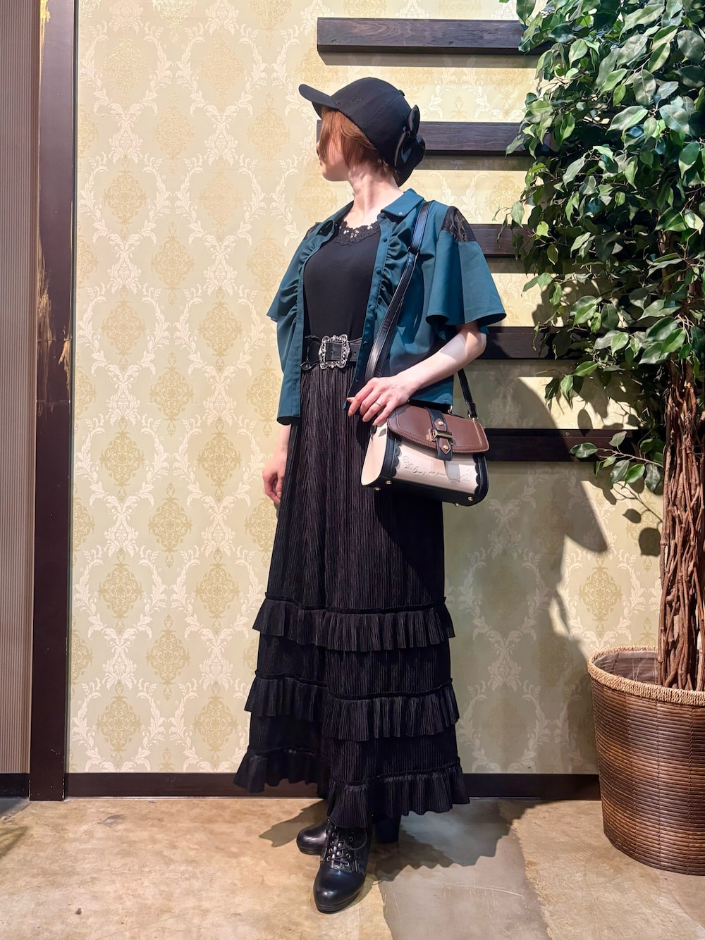 「ショルダーバッグ、大人カジュアル、最近のいい感じコーデ、リボン、スポーツミックス、春夏コーデ、キャップ、シンプルコーデ、きれいめカジュアル、休日スタイル、axes femme、シンプルスタイル、大人かわいい、レース、シャツスタイル」｜「axes femmeのロゴ刺繍バックリボンキャップ（キャップ、ブラック系）」を使った、ハナミズキさん（レディース・158cm）の春コーディネートの1枚目の写真