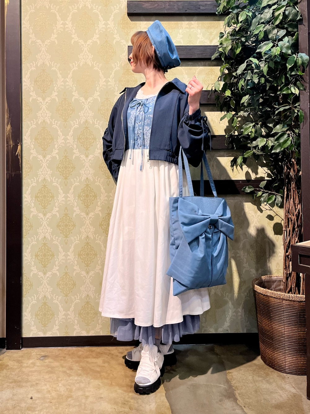 「春めき満開コーデ、春色、大人カジュアル、ワンピース、休日スタイル、デートコーデ、お出かけコーデ、リボン、axes femme、春服コーデ、大人ガーリー、お花見コーデ、ワンピーススタイル、デイリーカジュアル、花柄」｜「axes femmeのレースアップデニムベレー（ハンチング/ベレー帽、ブルー系）」を使った、ハナミズキさん（レディース・158cm）の春コーディネートの1枚目の写真