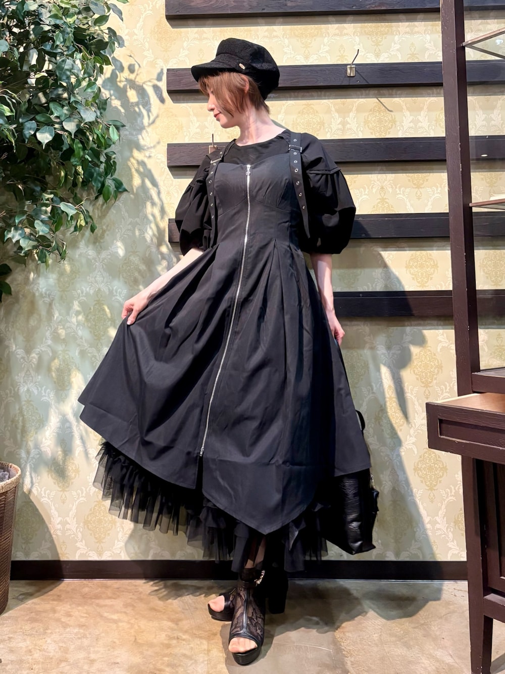 「レイヤードスタイル、春夏コーデ、キャップ、シンプルコーデ、ワンピース、きれいめカジュアル、休日スタイル、お出かけコーデ、ショルダーバッグ、モノトーン、トートバッグ、axes femme、キレイめコーデ、オトナカワイイ、キレイめ」｜「axes femmeの総レースキャスケット（キャスケット、ブラック系）」を使った、ハナミズキさん（レディース・158cm）の春コーディネートの1枚目の写真