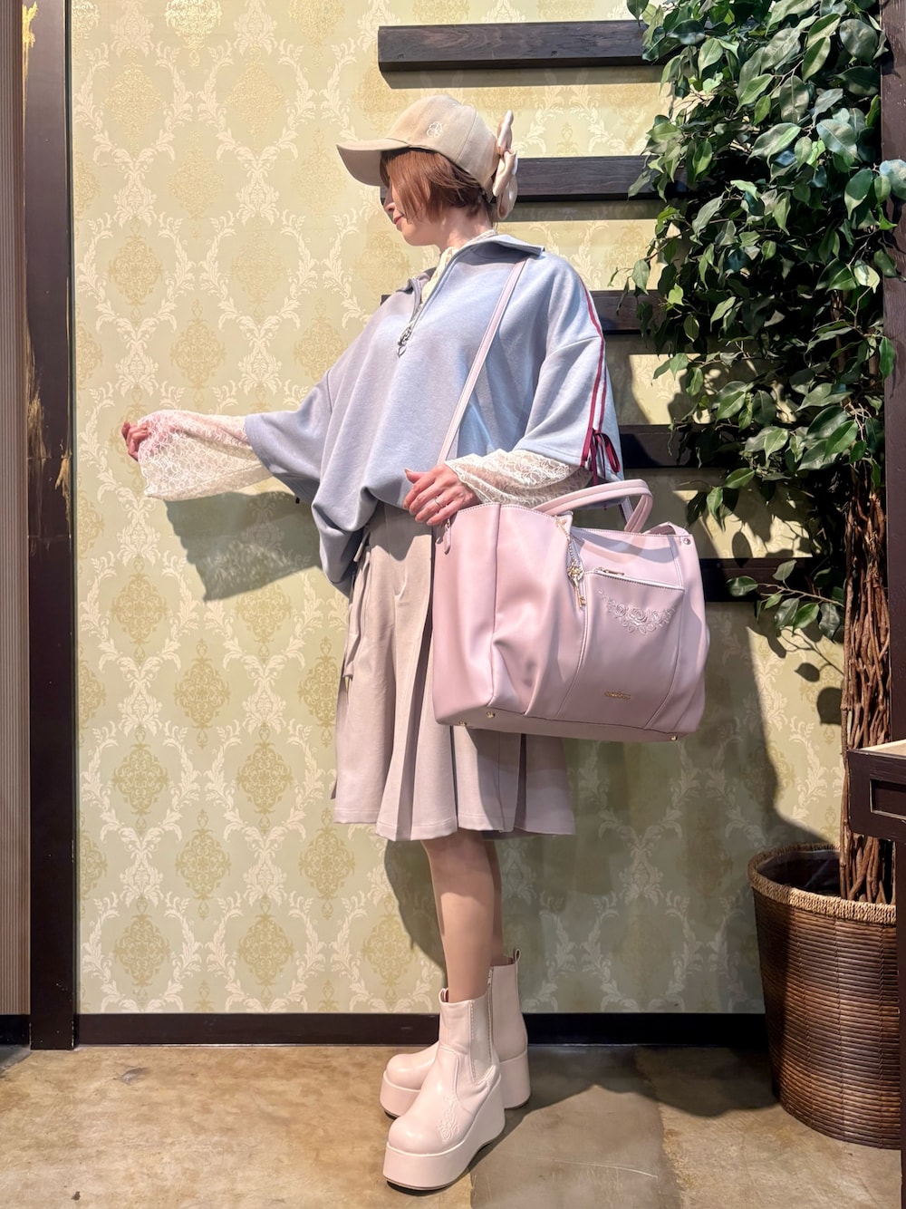 「ショルダーバッグ、大人カジュアル、最近のいい感じコーデ、お出かけコーデ、シアートップス、アウトドアスタイル、トートバッグ、スポーツミックス、春夏コーデ、キャップ、レイヤードスタイル、休日スタイル、axes femme、大人女子、リボン」｜「axes femmeのロゴ刺繍バックリボンキャップ（キャップ、ベージュ系）」を使った、ハナミズキさん（レディース・158cm）の春コーディネートの1枚目の写真