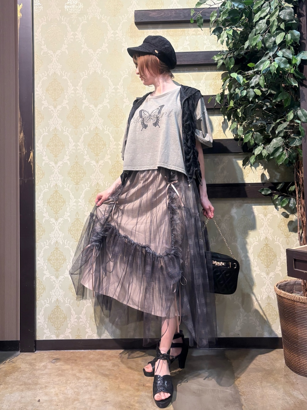 「サンダル、ショルダーバッグ、デートコーデ、ロングスカート、キャップ、きれいめカジュアル、レイヤードスタイル、シアートップス、夏コーデ、axes femme、おでかけコーデ、大人ファッション、カジュアルスタイル、オトナカジュアル、大人可愛い」｜「axes femmeの総レースキャスケット（キャスケット、ブラック系）」を使った、ハナミズキさん（レディース・158cm）の夏コーディネートの1枚目の写真