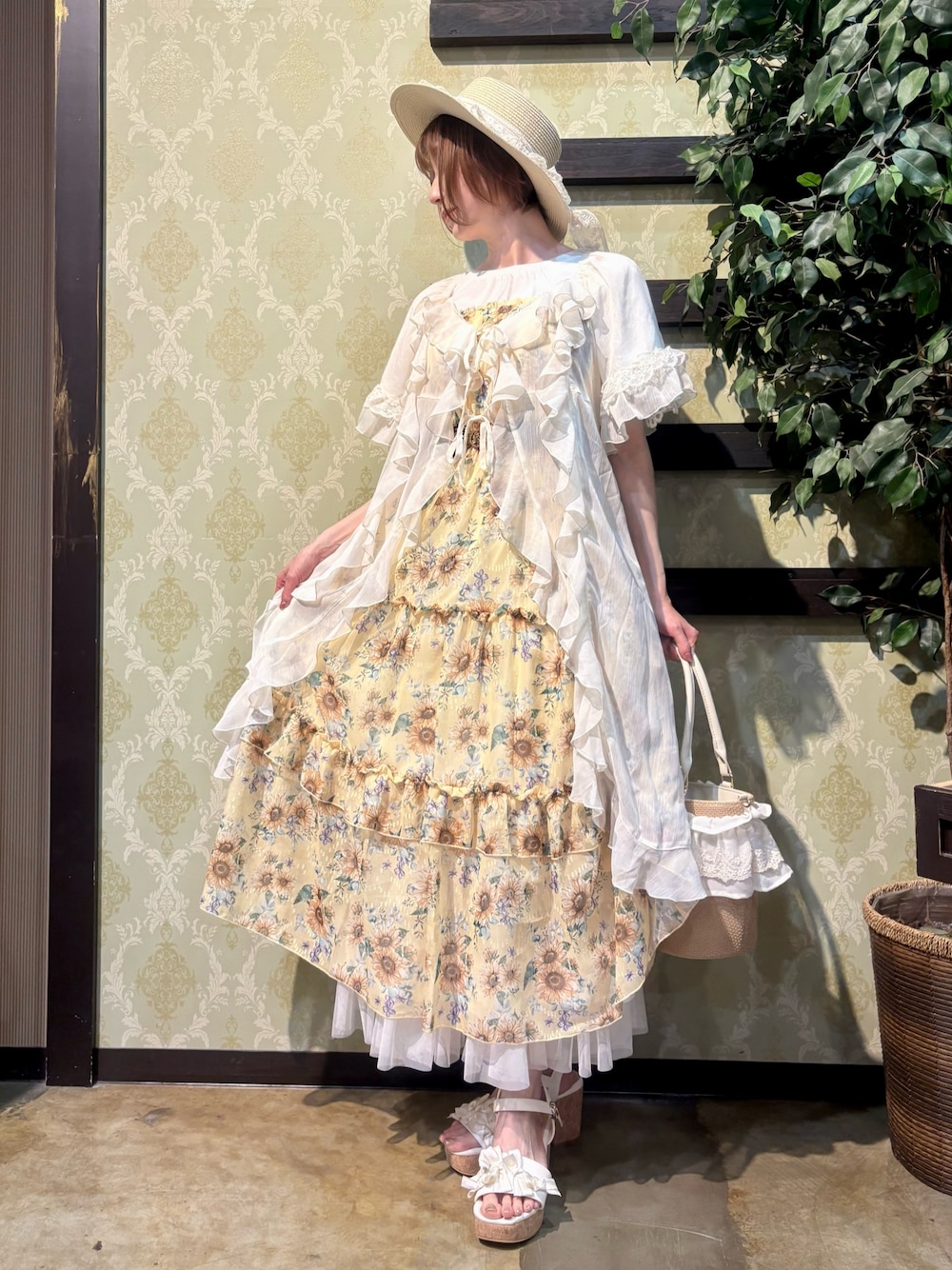 「サンダル、やっぱり帽子が好き、ショルダーバッグ、リボン、デートコーデ、ワンピース、ロングスカート、きれいめカジュアル、レイヤードスタイル、夏コーデ、axes femme、カタログ掲載アイテム_axes femme、大人かわいい、おしゃれさんと繋がりたい、フェミニンコーデ」｜「axes femmeのレースリボンフリルカンカン帽（ハット、ホワイト系）」を使った、ハナミズキさん（レディース・158cm）の夏コーディネートの1枚目の写真