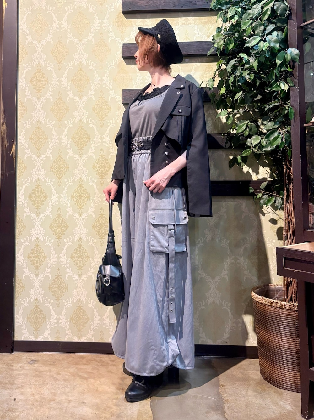 「ショルダーバッグ、大人カジュアル、最近のいい感じコーデ、モノトーン、春夏コーデ、キャップ、シンプルコーデ、レイヤードスタイル、韓国ファッション、きれいめカジュアル、休日スタイル、axes femme、パンツスタイル、おでかけコーデ、オトナ女子」｜「axes femmeの総レースキャスケット（キャスケット、ブラック系）」を使った、ハナミズキさん（レディース・158cm）の春コーディネートの1枚目の写真