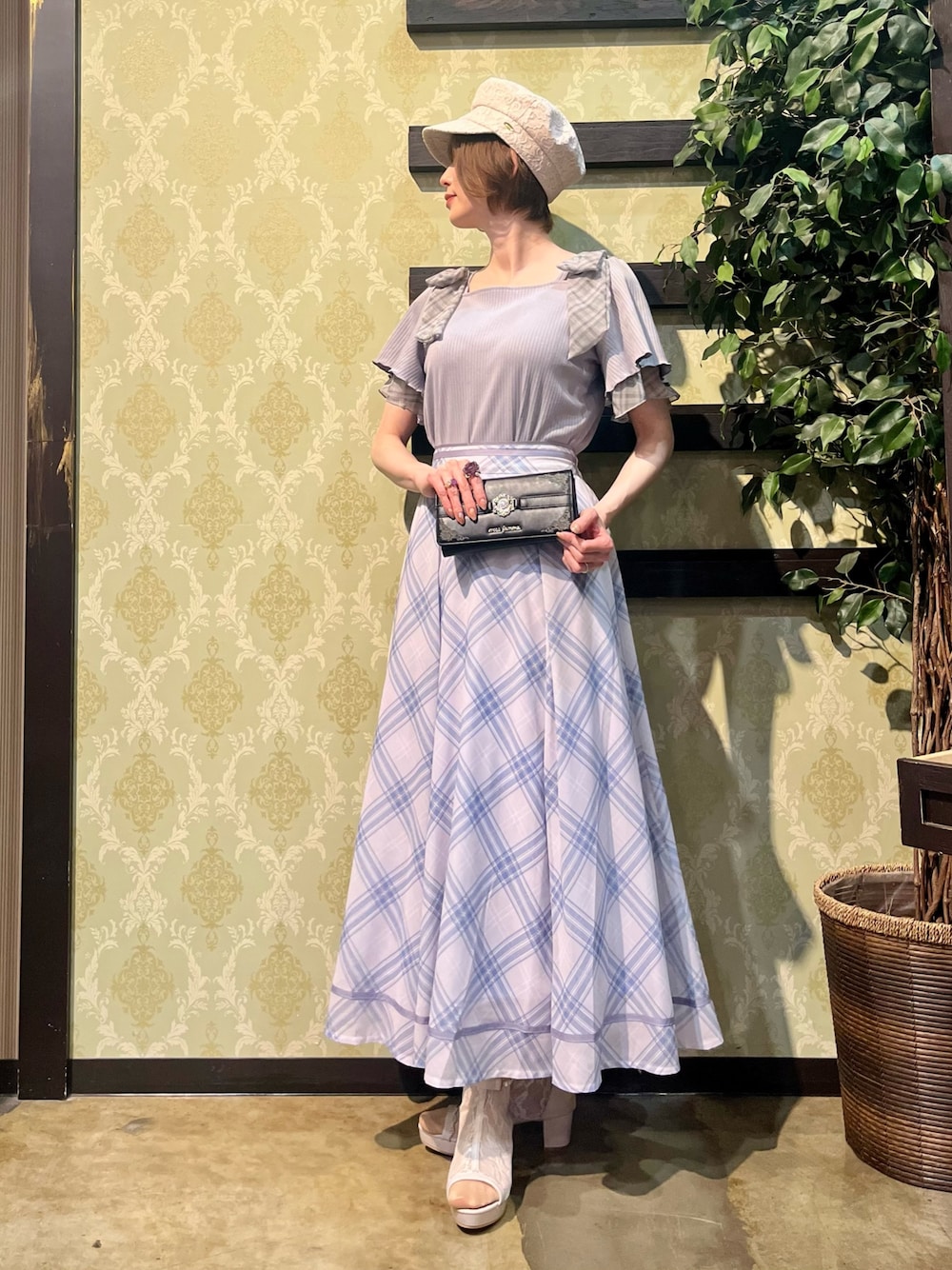 「チェック、リボン、大人カジュアル、デートコーデ、お出かけコーデ、春夏コーデ、キャップ、axes femme、スカートコーデ、大人可愛い、淡色女子、カジュアルスタイル、淡色コーデ、春コーデ」｜「axes femmeの総レースキャスケット（キャスケット、ホワイト系）」を使った、ハナミズキさん（レディース・158cm）の春コーディネートの1枚目の写真