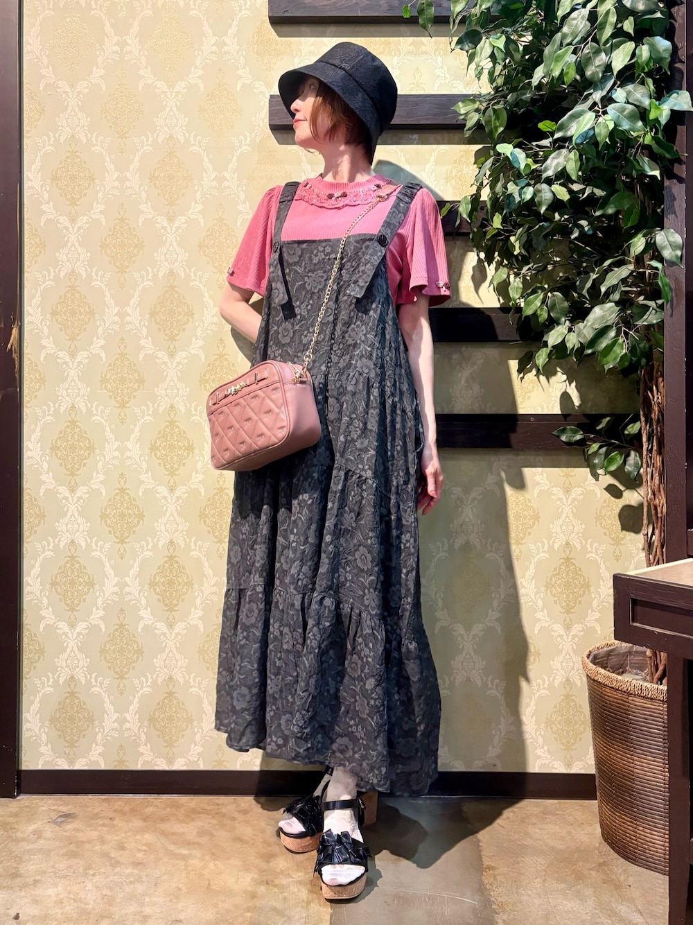 「サンダル、バケットハット、ピンクシャツ、ワンピース、ロングスカート、厚底サンダル、きれいめカジュアル、夏コーデ、ショルダーバッグ、axes femme、大人かわいい、シンプル、大人コーデ、楽チンコーデ、キレイめ」｜「axes femmeの総レースＵＶバケハ（ハット、ブラック系）」を使った、ハナミズキさん（レディース・158cm）の夏コーディネートの1枚目の写真