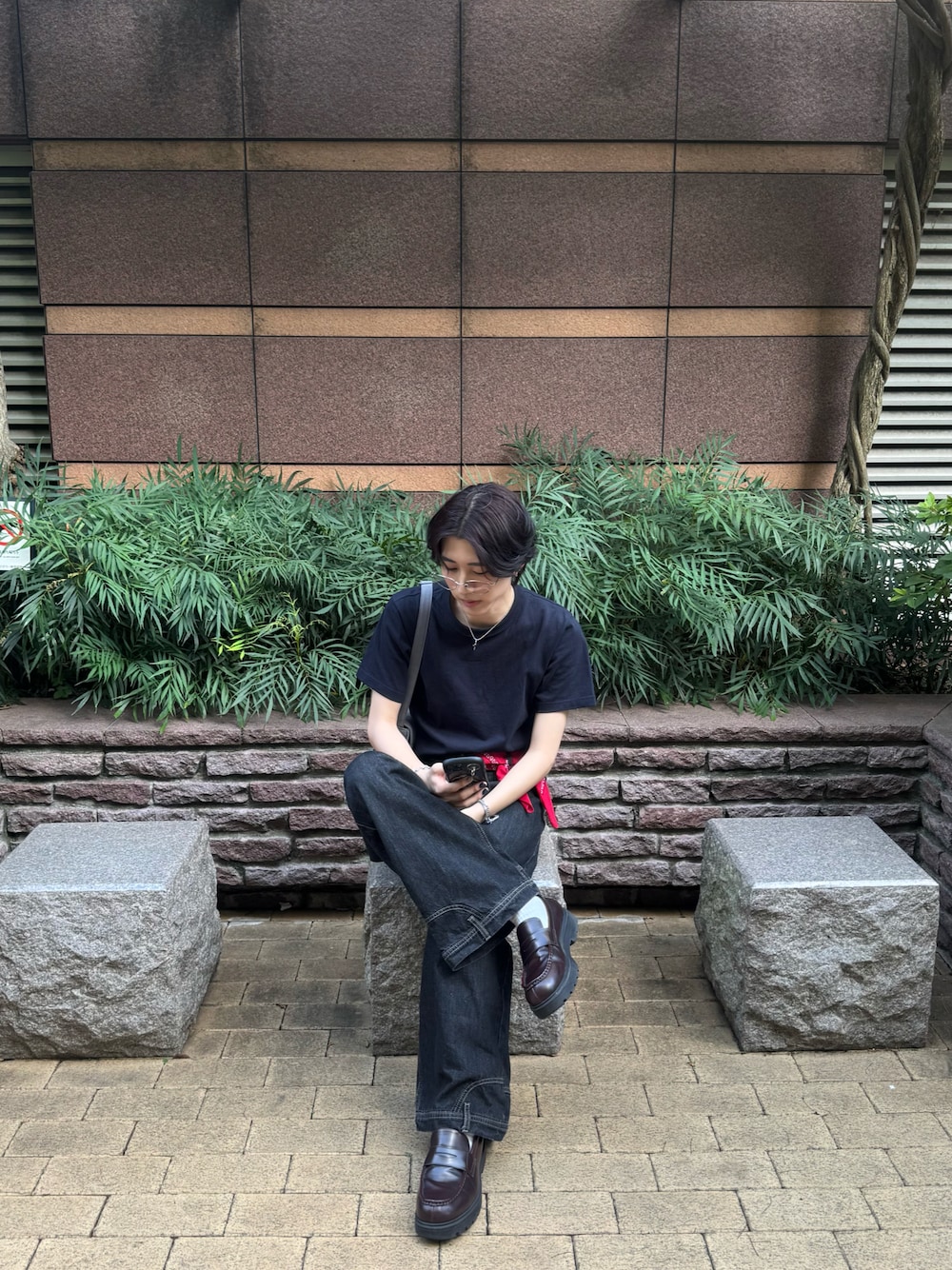 「ブラックコーデ、韓国ファッション、デニム、バンダナ」｜「GUのアイテム（Tシャツ/カットソー、ブラック系）」を使った、Akitoさん（メンズ・172cm）の夏コーディネートの1枚目の写真