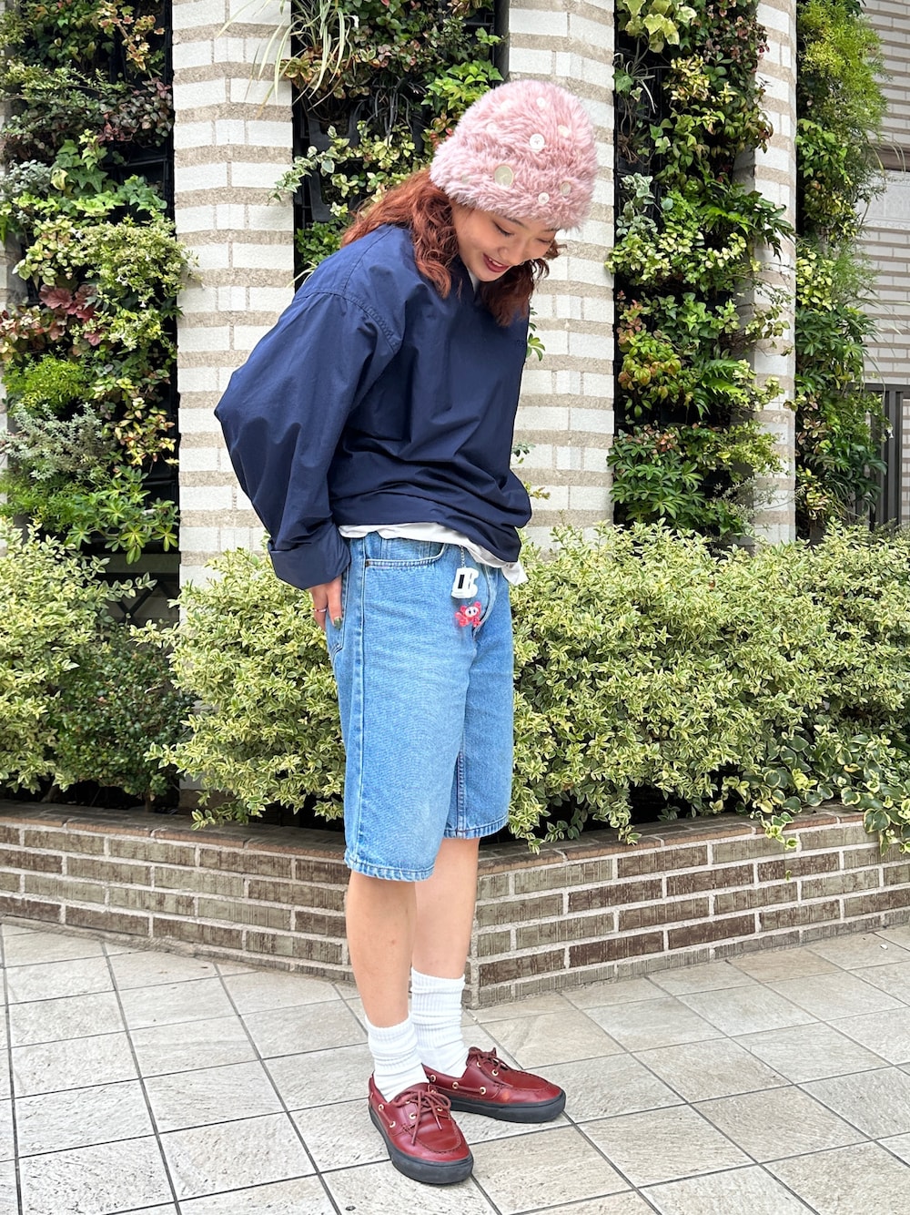 ピンク系のニットキャップ/ビーニーを着用したレディースの秋コーディネートの1枚目の写真