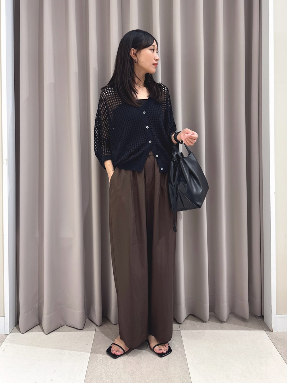 ブラック系のニット/セーター、ブラウン系のその他パンツ、ブラック系のサンダルを着用したレディースの夏コーディネートの1枚目の写真