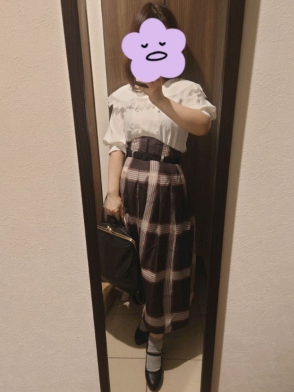 ホワイト系のトップス、レッド系のスカート、ブラック系のパンプスを着用したレディースの夏コーディネートの1枚目の写真