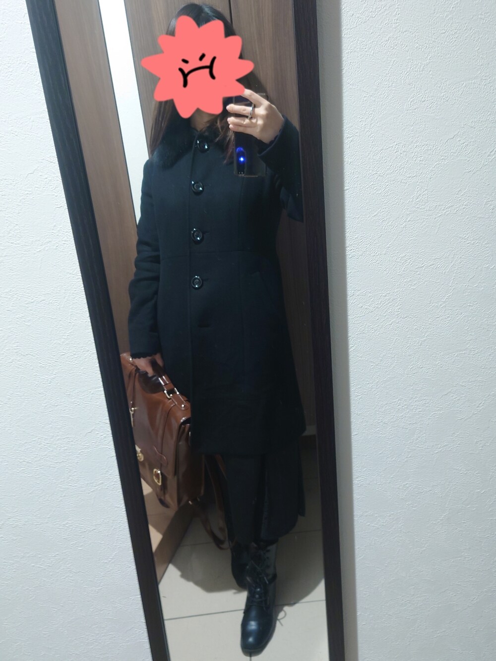 ホワイト系のシャツ/ブラウス、ブラック系のスカート、ブラック系のブーツを着用したレディースの冬コーディネートの2枚目の写真