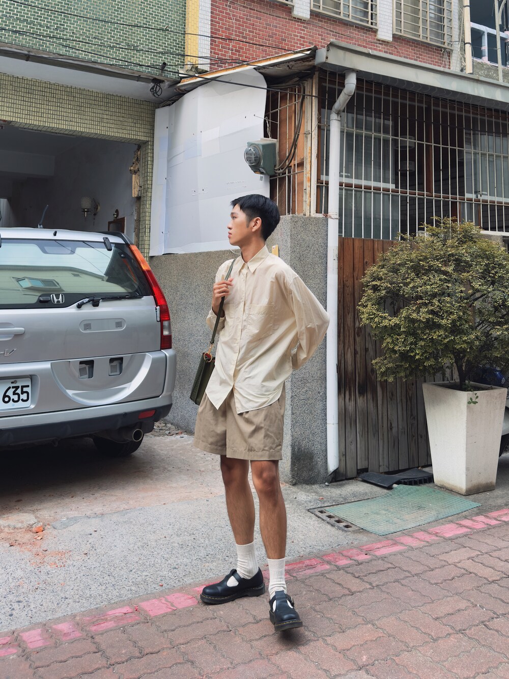 「CHARLES & KEITHのクロックエフェクト バケツショルダーバッグ / Croc-Effect Bucket Shoulder Bag（ハンドバッグ、ブラック系）」を使った、Hsuanさん（メンズ・174cm）の秋コーディネートの1枚目の写真