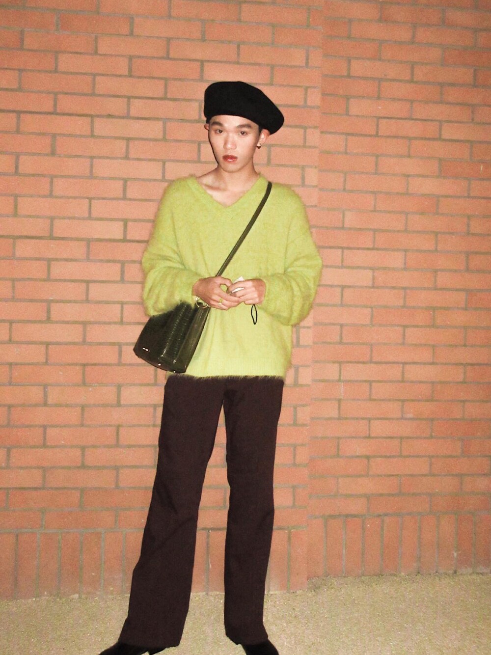 「CHARLES & KEITHのクロックエフェクト バケツショルダーバッグ / Croc-Effect Bucket Shoulder Bag（ハンドバッグ、グリーン系）」を使った、Hsuanさん（メンズ・174cm）の冬コーディネートの1枚目の写真