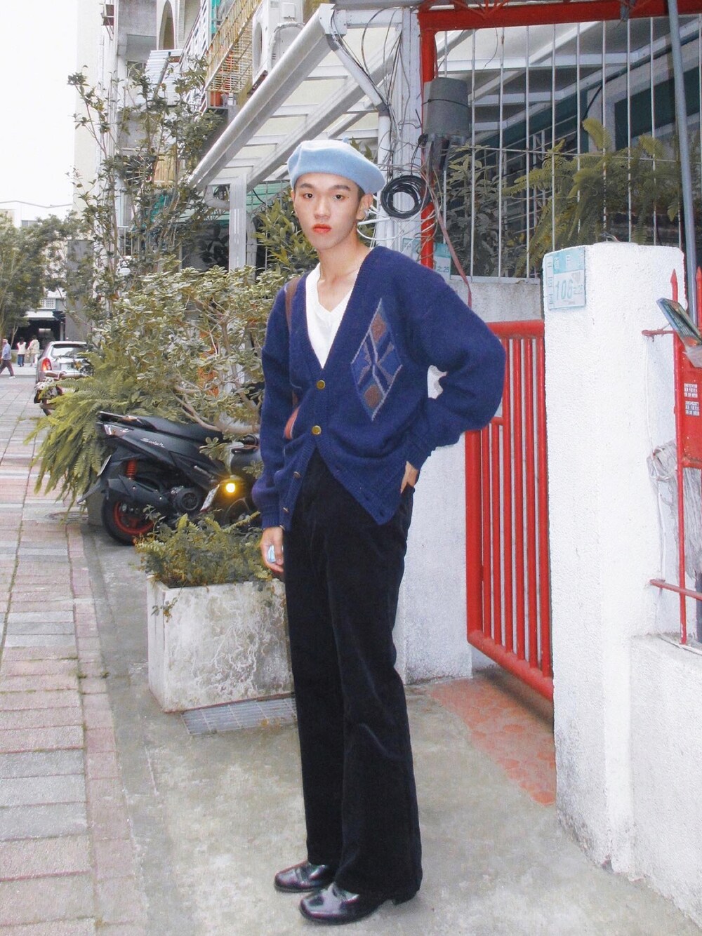 「VINTAGEのアイテム（ニット/セーター、パープル系）」を使った、Hsuanさん（メンズ・174cm）の冬コーディネートの1枚目の写真