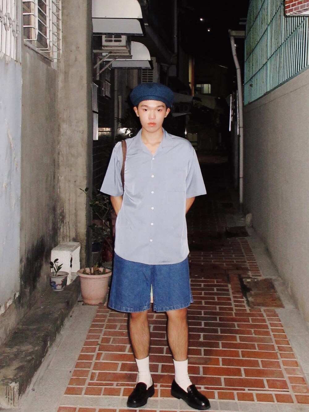 「plain-meのアイテム（ドラムバッグ、ブラウン系）」を使った、Hsuanさん（メンズ・174cm）の秋コーディネートの1枚目の写真