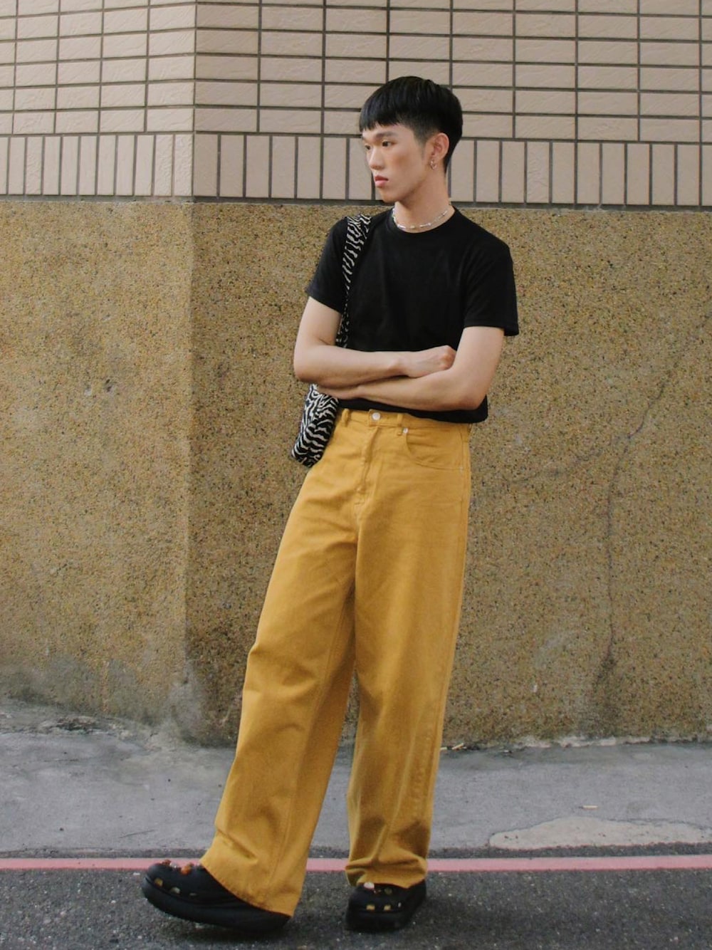 「UNIQLO、MARNI」｜「UNIQLOのバギージーンズ（デニムパンツ、イエロー系）」を使った、Hsuanさん（メンズ・174cm）の夏コーディネートの1枚目の写真
