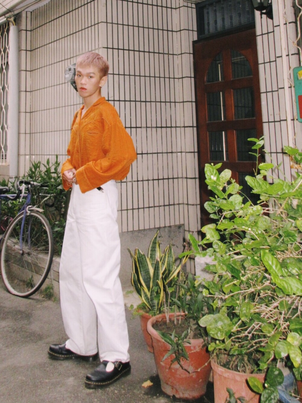 「Kastaneの刺繍パイピングウエスタンシャツ（シャツ/ブラウス、オレンジ系）」を使った、Hsuanさん（メンズ・174cm）の春コーディネートの1枚目の写真