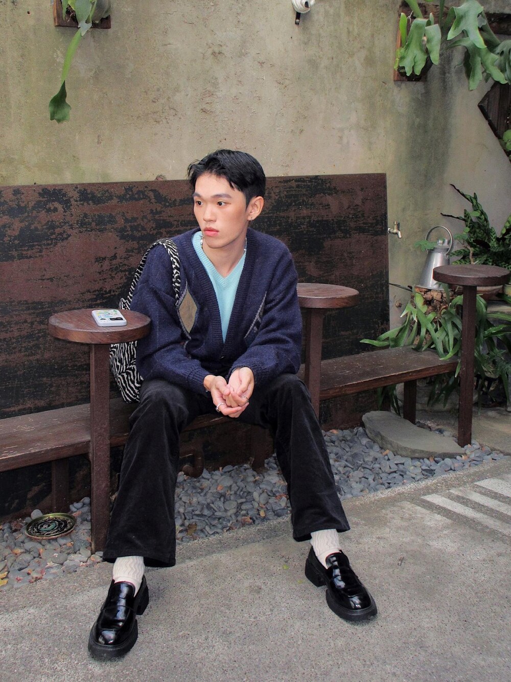 「GUのアイテム（チノパンツ、ブラック系）」を使った、Hsuanさん（メンズ・174cm）の冬コーディネートの1枚目の写真