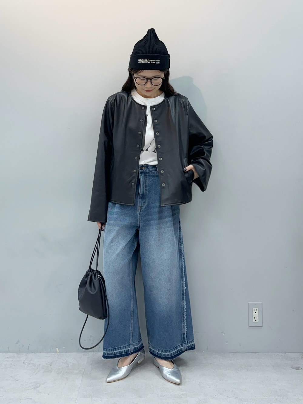 「休日スタイル、お出かけコーデ、秋服準備はじめました、レザージャケット、ワイドパンツ、フリンジデニム、Tシャツ×デニム、Tシャツコーデ、ジャケットスタイル、ニット帽、ニット帽コーデ、メガネ女子」｜「PUAL CE CINのサイドフリンジデニムバギーパンツ（デニムパンツ、ブルー系）」を使った、chiii0218さん（レディース・157cm）の夏コーディネートの1枚目の写真