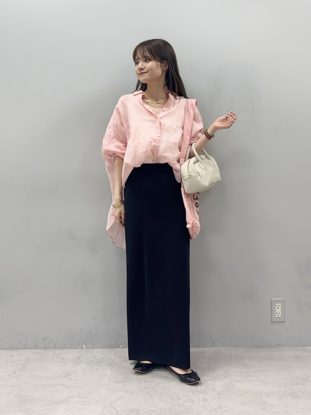「大人カジュアル、きれいめコーディネート、春服コーデ、春カラー、春めき満開コーデ、ナロースカート、黒スカート、シアーシャツ、シアートップス、カラーシャツ」｜「PUAL CE CINのラミーオーバーシャツブラウス（シャツ/ブラウス、ピンク系）」を使った、chiii0218さん（レディース・157cm）の春コーディネートの1枚目の写真