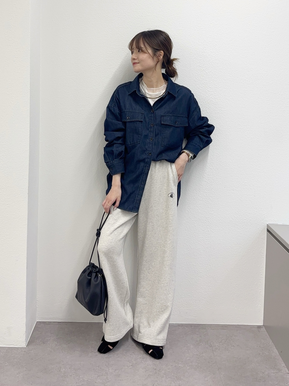 ブルー系のシャツ/ブラウス、ホワイト系のTシャツ/カットソー、ベージュ系のスウェットパンツを着用したレディースの秋コーディネートの1枚目の写真