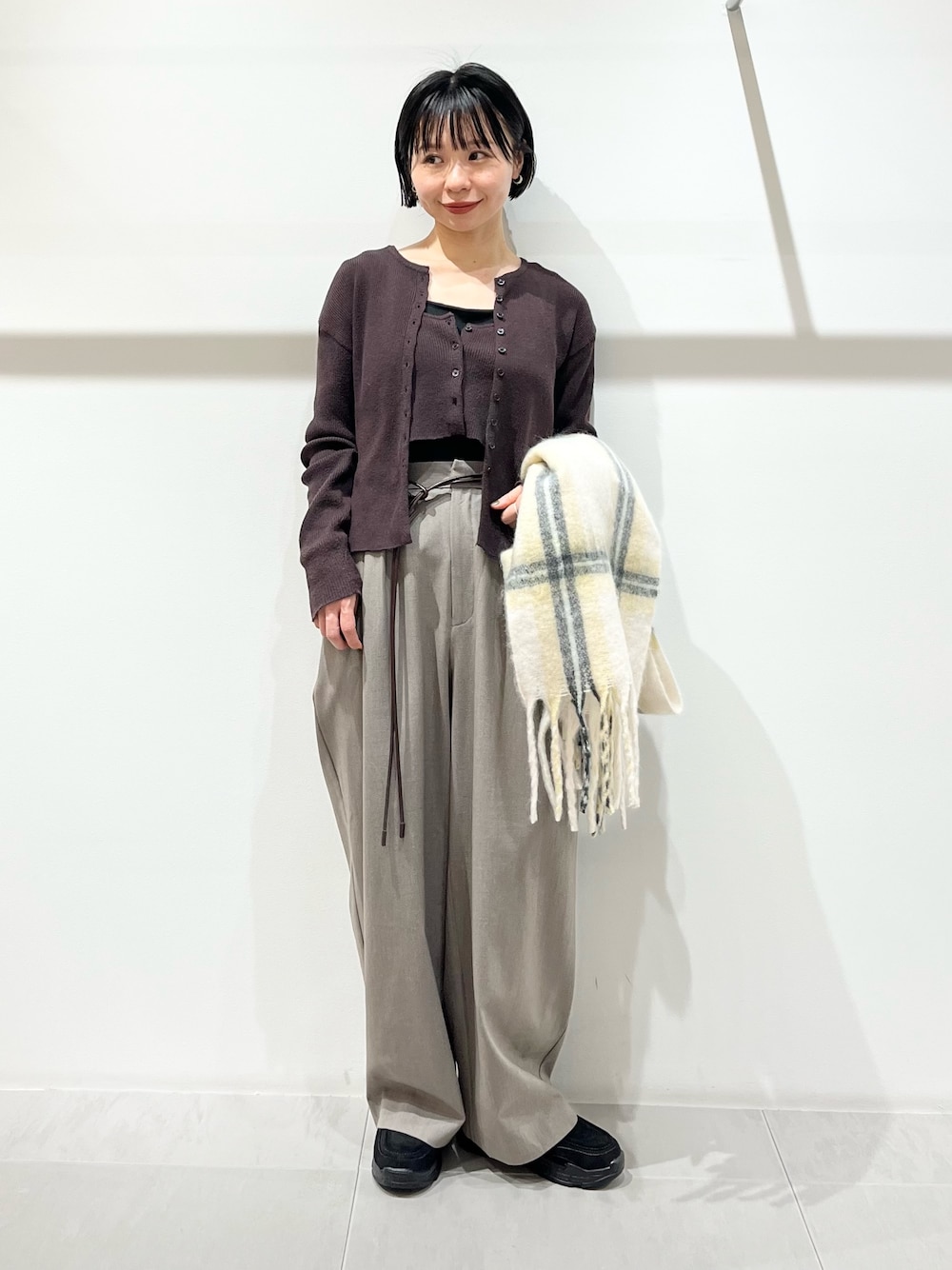 ブラウン系のニット/セーター、グレー系のその他パンツ、ブラック系のその他シューズを着用したレディースの冬コーディネートの1枚目の写真