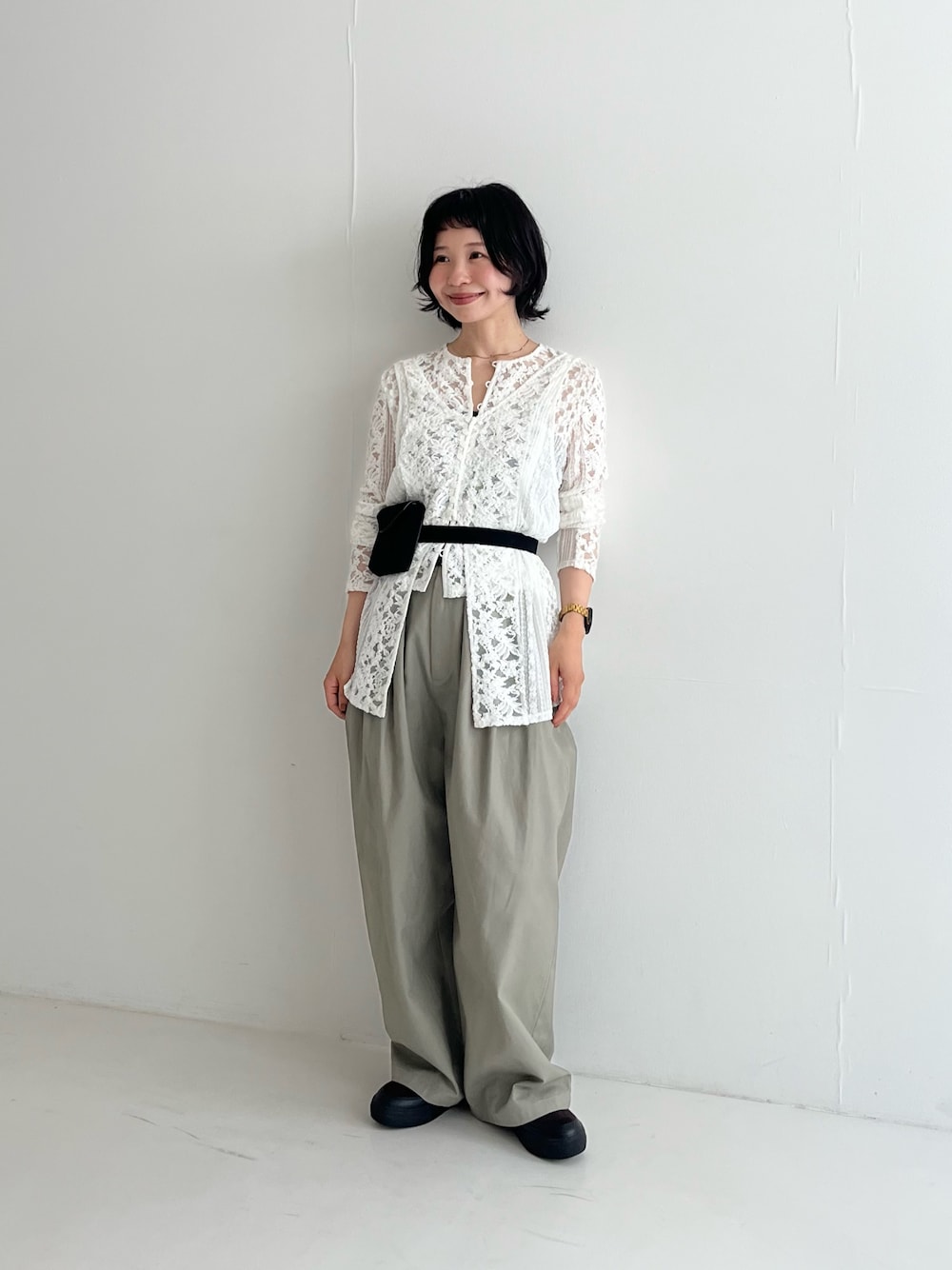 ホワイト系のカーディガン/ボレロ、ブラウン系のスリッポン、ブラック系のボディバッグ/ウエストポーチを着用したレディースの夏コーディネートの1枚目の写真