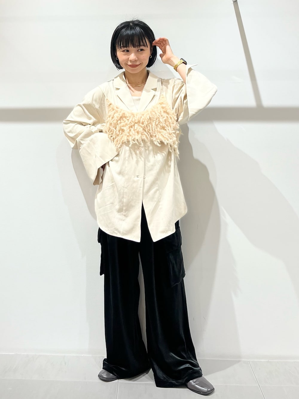 ベージュ系のその他トップス、ホワイト系のシャツ/ブラウス、ブラック系のその他パンツを着用したレディースの秋コーディネートの1枚目の写真