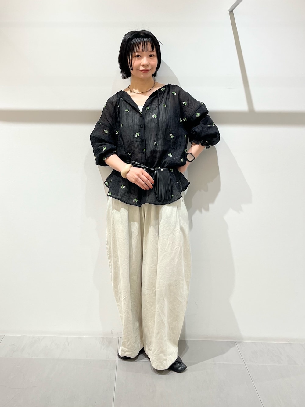 ブラック系のシャツ/ブラウス、ホワイト系のその他パンツ、ブラック系のその他シューズを着用したレディースの春コーディネートの1枚目の写真