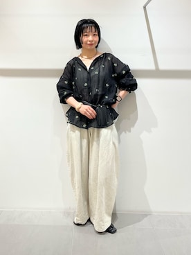 「KBF（ケイビーエフ）の『STAFF DESIGN PROJECT』2WAY刺繍ブラウス（シャツ/ブラウス、ブラック系）」を使った、asanoさん（レディース・157cm）の春コーディネート