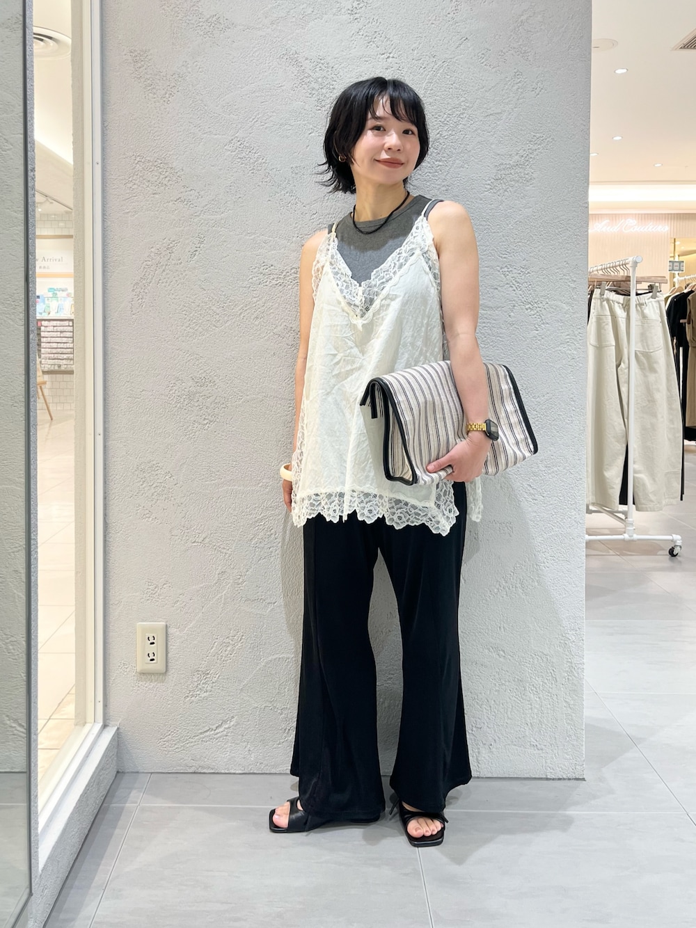 ブラック系のサンダル、ブラック系のその他パンツ、ブラック系のトートバッグを着用したレディースの夏コーディネートの1枚目の写真