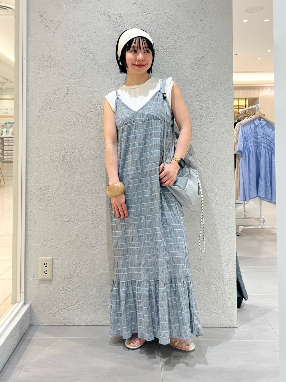 その他のサンダル、グレー系のバックパック/リュック、グレー系のワンピースを着用したレディースの春コーディネートの1枚目の写真