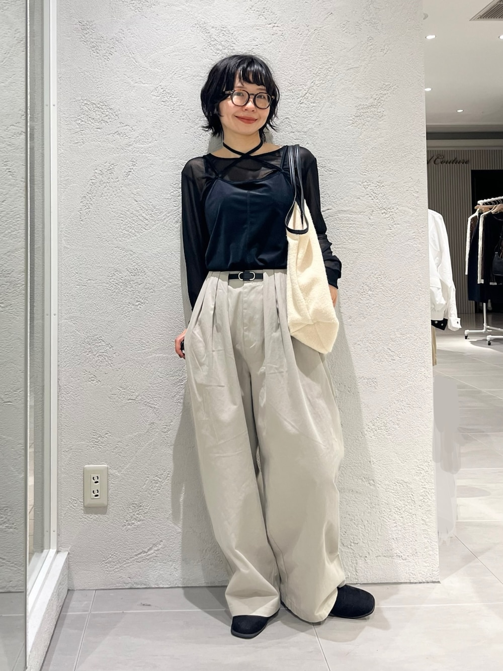 ブラック系のTシャツ/カットソー、ブラック系のキャミソール、ベージュ系のその他パンツを着用したレディースの秋コーディネートの1枚目の写真