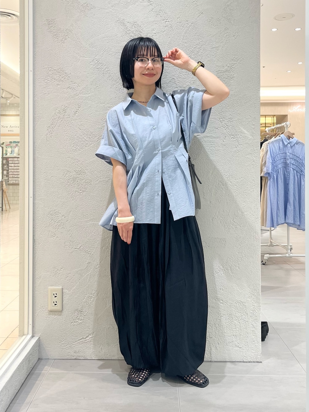 ブルー系のシャツ/ブラウス、ブラック系のサンダル、ブラック系のその他パンツを着用したレディースの春コーディネートの1枚目の写真