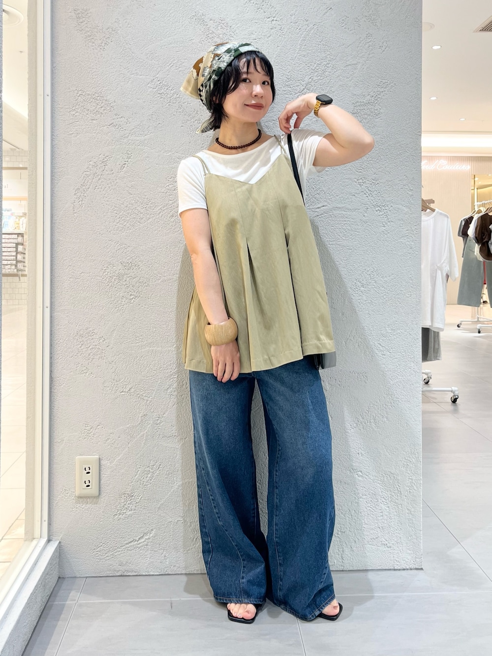 ブラック系のサンダル、ホワイト系のTシャツ/カットソー、ブルー系のデニムパンツを着用したレディースの夏コーディネートの1枚目の写真